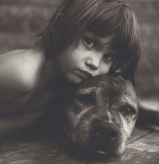 Illustration de l'article : 14 photos qui montrent que la force du lien entre humain et chien ne date pas d&rsquo;hier