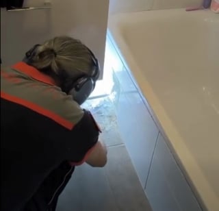 Illustration de l'article : Lors d&rsquo;un sauvetage nocturne de 3 heures, les pompiers lib&egrave;rent 2 chatons coinc&eacute;s derri&egrave;re une baignoire en per&ccedil;ant l&rsquo;appartement du dessous (vid&eacute;o)