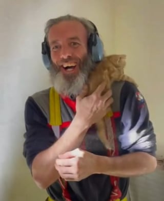 Illustration de l'article : Lors d&rsquo;un sauvetage nocturne de 3 heures, les pompiers lib&egrave;rent 2 chatons coinc&eacute;s derri&egrave;re une baignoire en per&ccedil;ant l&rsquo;appartement du dessous (vid&eacute;o)