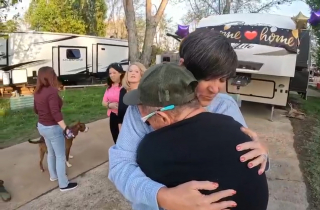 Illustration de l'article : Ce sans-abri se privait de manger pour nourrir son chien, ils ont d&eacute;sormais un mobile-home gr&acirc;ce &agrave; 5 femmes au grand coeur