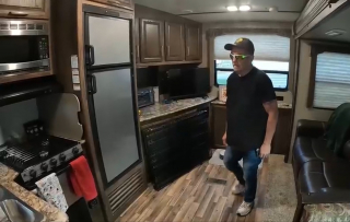 Illustration de l'article : Ce sans-abri se privait de manger pour nourrir son chien, ils ont d&eacute;sormais un mobile-home gr&acirc;ce &agrave; 5 femmes au grand coeur