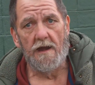 Illustration de l'article : Ce sans-abri se privait de manger pour nourrir son chien, ils ont d&eacute;sormais un mobile-home gr&acirc;ce &agrave; 5 femmes au grand coeur