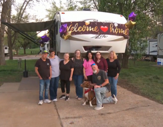 Illustration de l'article : Ce sans-abri se privait de manger pour nourrir son chien, ils ont d&eacute;sormais un mobile-home gr&acirc;ce &agrave; 5 femmes au grand coeur
