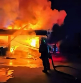 Illustration de l'article : R&eacute;veill&eacute;s par les aboiements insistants de leur chien &agrave; l'aube, ils &eacute;chappent &agrave; un incendie qui ravage leur garage et leurs voitures