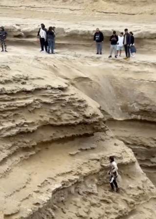 Illustration de l'article : Un guide touristique descend un canyon sans &eacute;quipement pour sauver une chienne et la r&eacute;unir avec sa famille (vid&eacute;o)