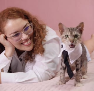 Illustration de l'article : En sauvant un chat des rues couvert de cro&ucirc;tes, une femme trouve la force de se reconstruire apr&egrave;s une d&eacute;pression