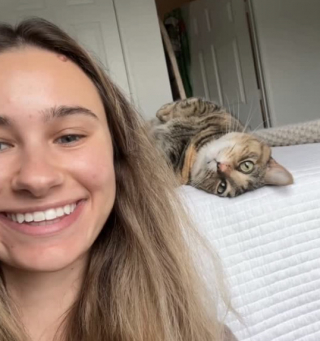 Illustration de l'article : &laquo; Bouh, maman ! Je t'ai eue ! &raquo;, une chatte adore faire peur &agrave; sa ma&icirc;tresse avec ce jeu quotidien (vid&eacute;o)