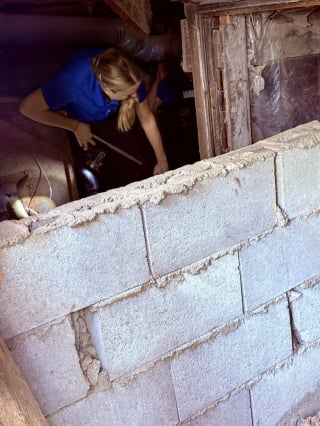 Illustration de l'article : 2 agentes se glissent dans un sous-sol condamn&eacute; pour offrir une vie meilleure &agrave; une chienne et ses chiots