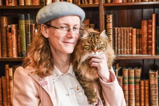 Illustration de l'article : Dans cette universit&eacute; r&eacute;put&eacute;e, le chat Sib&eacute;rien de la biblioth&eacute;caire apaise le stress des &eacute;tudiants pendant leurs &eacute;tudes difficiles