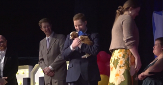 Illustration de l'article : Cette association c&eacute;l&egrave;bre son 5000e voeu d'enfant malade exaus&eacute; en remettant une chienne de soutien &eacute;motionnel &agrave; un adolescent qui se bat contre la leuc&eacute;mie