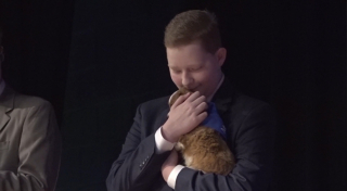 Illustration de l'article : Cette association c&eacute;l&egrave;bre son 5000e voeu d'enfant malade exaus&eacute; en remettant une chienne de soutien &eacute;motionnel &agrave; un adolescent qui se bat contre la leuc&eacute;mie