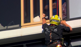 Illustration de l'article : Coinc&eacute;e 48 heures au 13e &eacute;tage, une chienne est sauv&eacute;e par les pompiers sous les applaudissements de la foule stress&eacute;e