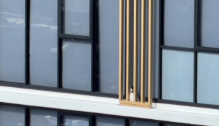 Illustration de l'article : Coinc&eacute;e 48 heures au 13e &eacute;tage, une chienne est sauv&eacute;e par les pompiers sous les applaudissements de la foule stress&eacute;e