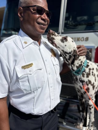 Illustration de l'article : Laiss&eacute; sans foyer apr&egrave;s le d&eacute;part en mission de son ma&icirc;tre, un Dalmatien d&eacute;bute une nouvelle vie au c&oelig;ur d&rsquo;une caserne de pompiers