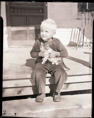 Illustration de l'article : 12 photos vintage qui prouvent que les chats ont toujours occup&eacute; une place particuli&egrave;re dans nos vies