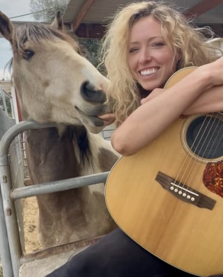Illustration de l'article : B&eacute;n&eacute;vole dans un refuge, cette musicienne d&eacute;couvre le talent musical d&rsquo;un cheval qui devient son compagnon de musique (vid&eacute;o)