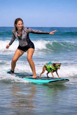 Illustration de l'article : Survivants du cancer, cette femme et son Pinscher Nain participent aux Championnats du monde de surf canin