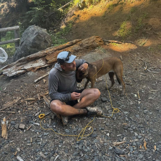 Illustration de l'article : Des secouristes de montagne en entraînement attirent une chienne perdue avec des morceaux d'omelette et la restituent saine et sauve à sa famille