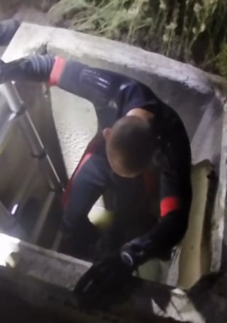 Illustration de l'article : Un policier plonge dans une conduite verticale pour y secourir un chiot dont les pleurs ont alerté un passant