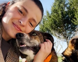 Illustration de l'article : Sauv&eacute; et adopt&eacute; apr&egrave;s avoir &eacute;t&eacute; encha&icirc;n&eacute; dehors toute sa vie, ce chien aide d&eacute;sormais sa bienfaitrice &agrave; accueillir d'autres animaux en d&eacute;tresse
