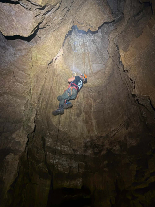 Illustration de l'article : Une chienne survit &agrave; une chute de 15 m&egrave;tres dans une grotte puis est remont&eacute;e &agrave; la surface par un secouriste et un sp&eacute;l&eacute;ologue