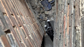 Illustration de l'article : Un pompier affronte le vide et descend en rappel pour sauver un chaton coinc&eacute; entre 2 b&acirc;timents