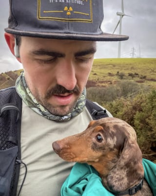 Illustration de l'article : &laquo; Je ne m&rsquo;attendais pas &agrave; &ccedil;a &raquo;, un coureur trouve un Teckel terroris&eacute; sur un sentier et prouve que la gentillesse existe encore (vid&eacute;o)