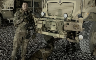 Illustration de l'article : S&eacute;par&eacute; de son partenaire de mission pendant 2 ans, un ma&icirc;tre-chien finit par le retrouver lors de sa retraite et d&eacute;cide de lui offrir une vie de famille