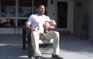 Illustration de l'article : T&eacute;moin d'un accident, il brave le danger pour s&eacute;curiser un chien perdu et l'h&eacute;berge en attendant d'en savoir plus &agrave; son sujet