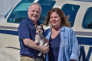 Illustration de l'article : Seul survivant d'un crash d'avion, ce chien endeuillé est secouru par des riverains bouleversés par son sort