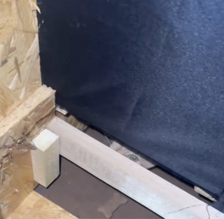 Illustration de l'article : Alert&eacute;s par une clochette, ils d&eacute;couvrent le chaton du vendeur coinc&eacute; dans leur nouveau canap&eacute; d'occasion(vid&eacute;o)