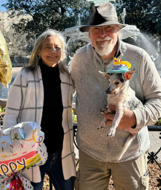 Illustration de l'article : &Acirc;g&eacute; de 25 ans, ce Rat Terrier rescap&eacute; utilise sa long&eacute;vit&eacute; exceptionnelle pour aider les chiens &acirc;g&eacute;s en refuge 