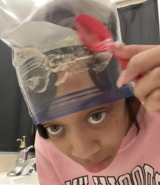 Illustration de l'article : L'astuce d'une propriétaire déposant de la friandise sur son front pour réussir à couper les griffes de son chat