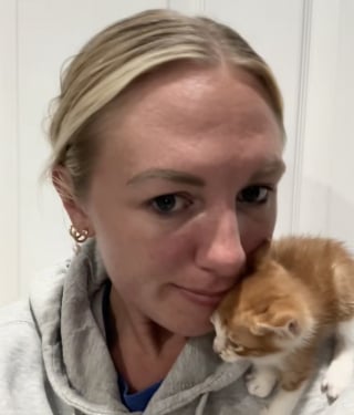 Illustration de l'article : Rejet&eacute; par sa m&egrave;re ce minuscule chaton choy&eacute; par une chienne Patou attend d&eacute;sormais sa famille d'adoption (vid&eacute;o)