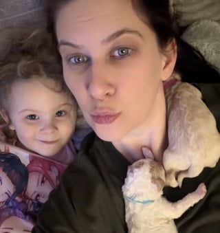 Illustration de l'article : &laquo; Maintenant, occupe-toi de tes petits-enfants ! &raquo;, une chienne fatigu&eacute;e confie ses b&eacute;b&eacute;s &agrave; sa ma&icirc;tresse, car elle a besoin d&rsquo;une pause (vid&eacute;o)