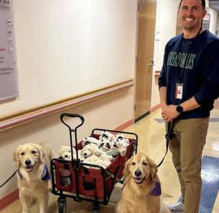 Illustration de l'article : Avant sa lourde op&eacute;ration cette petite fille atteinte de leuc&eacute;mie retrouve le sourire gr&acirc;ce &agrave; 2 Golden Retrievers de th&eacute;rapie (vid&eacute;o)