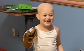 Illustration de l'article : Avant sa lourde op&eacute;ration cette petite fille atteinte de leuc&eacute;mie retrouve le sourire gr&acirc;ce &agrave; 2 Golden Retrievers de th&eacute;rapie (vid&eacute;o)