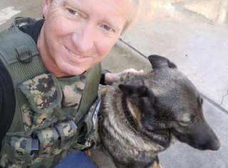 Illustration de l'article : Orphelins apr&egrave;s le d&eacute;c&egrave;s de leur ma&icirc;tre v&eacute;t&eacute;ran, 2 Bergers Allemands s&eacute;niors sont adopt&eacute;s gr&acirc;ce aux voisins