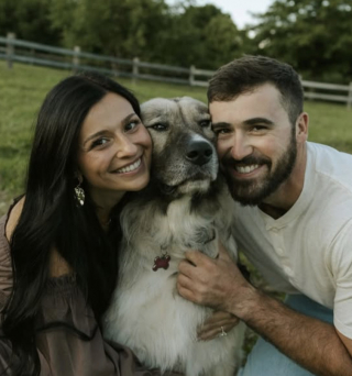 Illustration de l'article : « Honey a sauvé une vie » cette chienne Patou découvre un veau prématuré dans la neige et lui sauve la vie (vidéo)