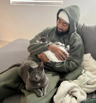 Illustration de l'article : &laquo; Mon chat chante mieux que moi &raquo;, un petit f&eacute;lin se joint &agrave; son ma&icirc;tre pour cr&eacute;er une amusante performance musicale (vid&eacute;o)