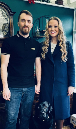 Illustration de l'article : &laquo; C&rsquo;est bien plus qu&rsquo;un simple chien &raquo;, ils choisissent de reporter leur mariage pour se consacrer aux soins de leur compagnon malade