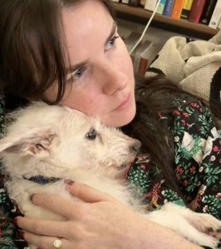 Illustration de l'article : Pour ses derniers instants sur Terre, des parents d&rsquo;accueil offrent &agrave; un chien &acirc;g&eacute; une ultime preuve d&rsquo;amour bouleversante (vid&eacute;o)