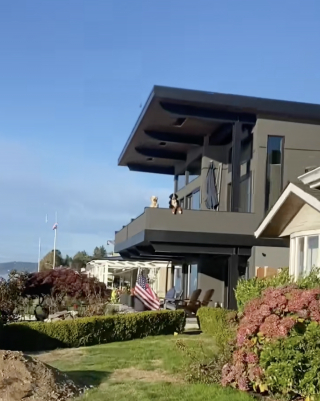 Illustration de l'article : &laquo; Cela ressemble au d&eacute;but d&rsquo;un film &raquo;, 2 chiens emm&eacute;nagent dans un nouveau quartier et attirent l'attention de leur voisine canine (vid&eacute;o)