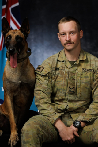 Illustration de l'article : Pour ne pas être séparé du Malinois qui l'accompagnait en mission, ce maître-chien décide de l'adopter et de lui offrir une retraite dorée