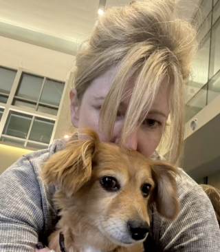 Illustration de l'article : Apr&egrave;s des adieux d&eacute;chirants &agrave; sa ma&icirc;tresse ador&eacute;e, une petite chienne de sauvetage retrouve go&ucirc;t &agrave; la vie aupr&egrave;s de sa fille (vid&eacute;o)