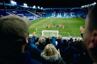 Illustration de l'article : &laquo; Les supporters l'adorent d&eacute;j&agrave; &raquo;, un homme terroris&eacute; par la foule retrouve le plaisir d&rsquo;assister aux matchs de football gr&acirc;ce au soutien de son chien