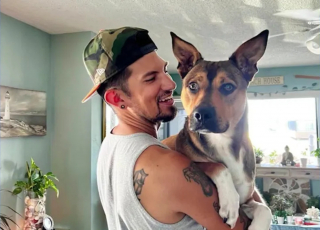 Illustration de l'article : Apr&egrave;s avoir vu son ma&icirc;tre renvers&eacute; par une voiture, ce chien paniqu&eacute; dispara&icirc;t et d&eacute;clenche une &eacute;norme op&eacute;ration pour &ecirc;tre retrouv&eacute;