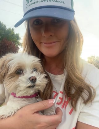 Illustration de l'article : Une petite chienne sauve la vie de sa ma&icirc;tresse, encourageant la passante venue &agrave; son secours &agrave; poursuivre les premiers soins