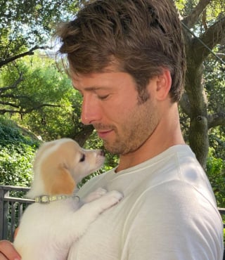 Illustration de l'article : Adopt&eacute; en refuge, le chien de l'acteur Glen Powell &eacute;chappe &agrave; sa surveillance dans un avion et se lie d'amiti&eacute; avec les passagers