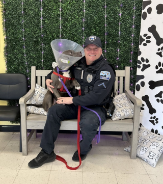 Illustration de l'article : Hant&eacute; par le souvenir du chiot attach&eacute; dehors qu'il avait sauv&eacute;, ce policier a fini par &eacute;couter son c&oelig;ur en prenant une d&eacute;cision qui a chang&eacute; leur vie &agrave; tous les deux